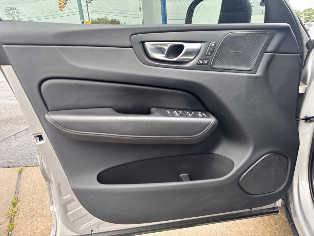 Used 2023 Volvo XC60 B5 Plus w/ Protection Package Premier AWD/4WD image 9