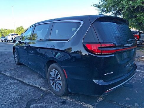 Used 2024 Chrysler Pacifica Limited FWD image 8