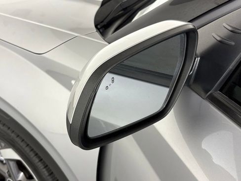 Used 2025 Hyundai Venue SEL FWD image 11