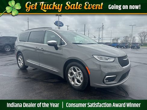 Used 2023 Chrysler Pacifica Limited image 1