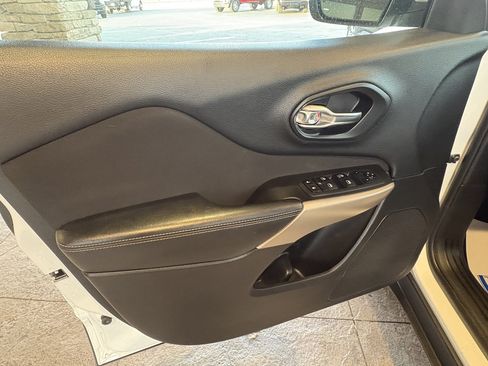 Used 2018 Jeep Cherokee Latitude image 19