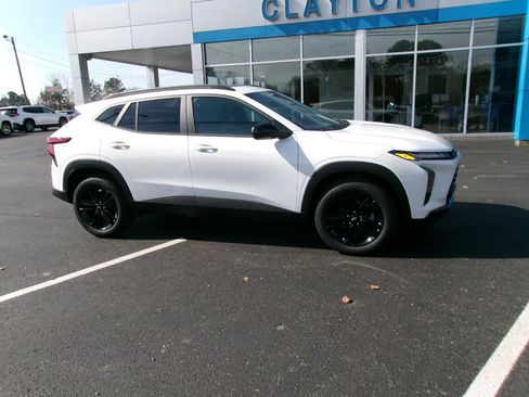 New 2026 Chevrolet Trax ACTIV w/ Sunroof Package image 2