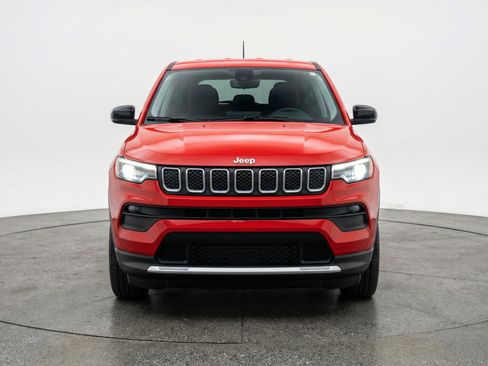 Used 2025 Jeep Compass Latitude image 2