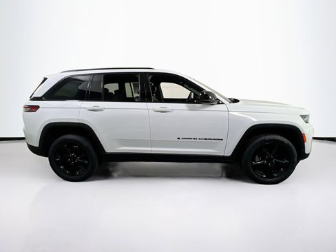 Used 2023 Jeep Grand Cherokee Altitude AWD/4WD image 4