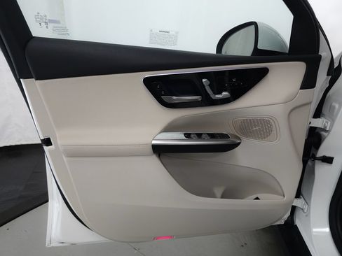 Used 2025 Mercedes-Benz GLC 350e 4MATIC image 5