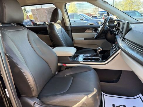 Used 2024 Kia Carnival LX FWD image 11