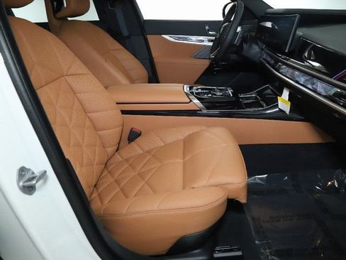 Used 2025 BMW 740i xDrive image 37