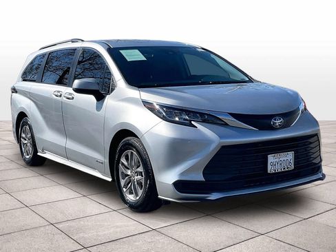 Used 2021 Toyota Sienna LE image 2