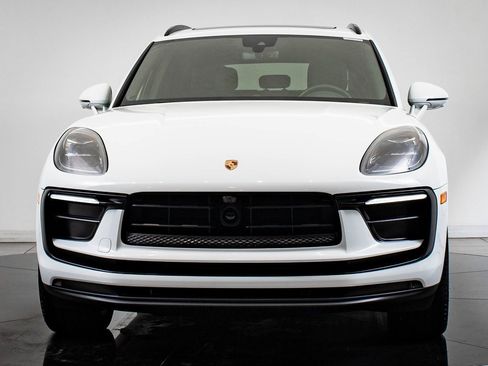 Certified 2024 Porsche Macan image 11