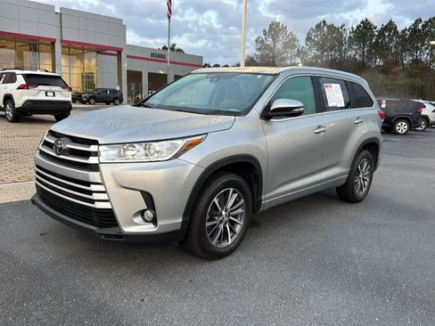 Certified 2017 Toyota Highlander XLE image 2
