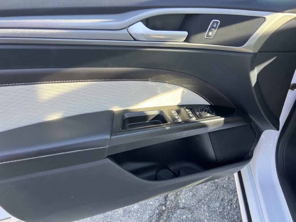 Used 2020 Ford Fusion SE w/ Equipment Group 151A FWD image 13