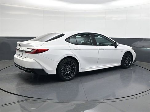 Used 2025 Toyota Camry SE w/ Convenience Package image 4