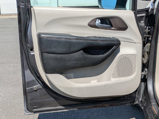 Used 2017 Chrysler Pacifica Touring FWD image 6