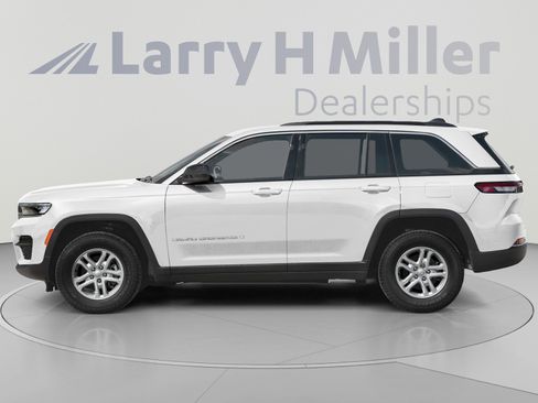 Used 2025 Jeep Grand Cherokee Altitude AWD/4WD image 3