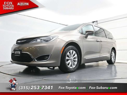 Used 2017 Chrysler Pacifica Touring-L FWD image 24
