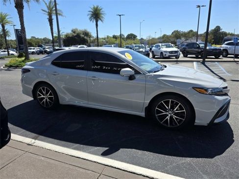 Used 2023 Toyota Camry SE image 5