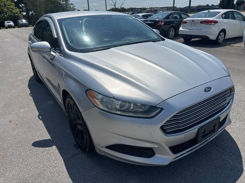Used 2016 Ford Fusion SE FWD image 3
