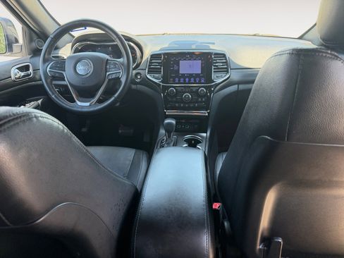 Used 2019 Jeep Grand Cherokee Laredo AWD/4WD image 10