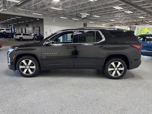 Used 2023 Chevrolet Traverse LT w/ LT Premium Package AWD/4WD image 4