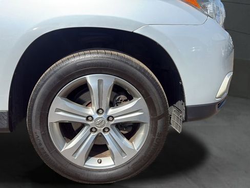 Used 2011 Toyota Highlander Limited w/ Tow Pkg image 25