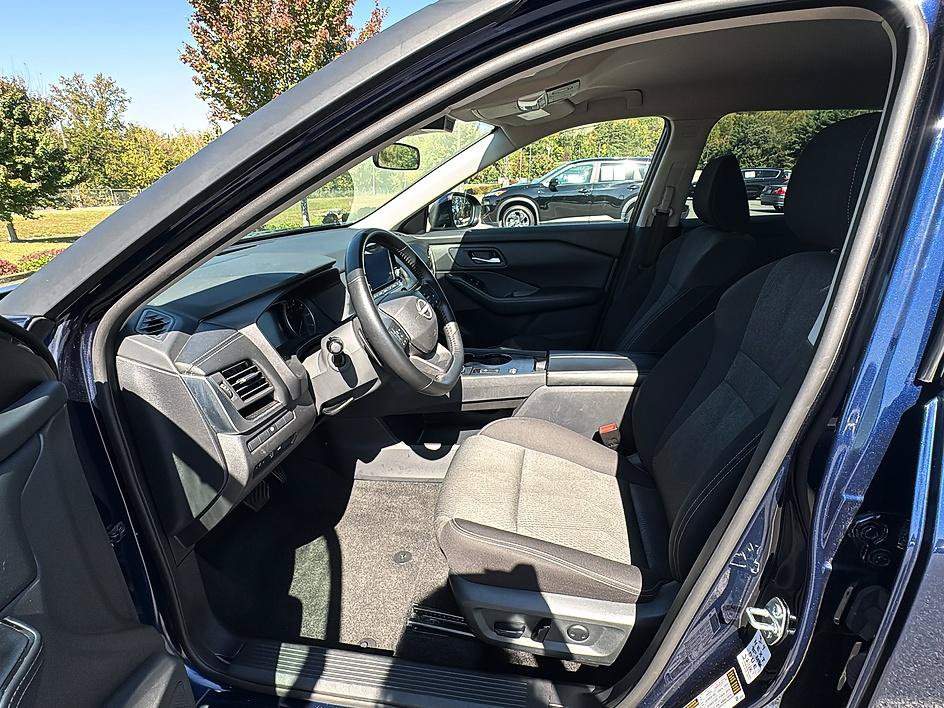 Certified 2025 Nissan Rogue SV FWD image 13