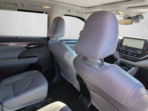 Used 2023 Toyota Highlander Platinum image 22