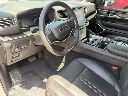 Used 2023 Jeep Wagoneer 4WD image 11