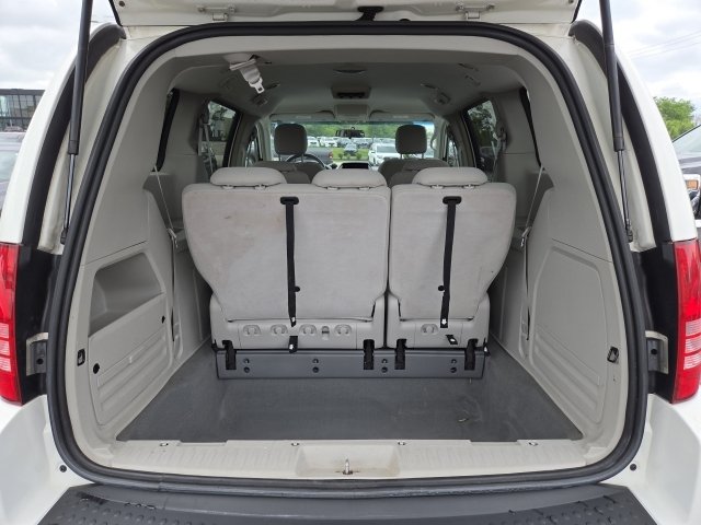 Used 2008 Chrysler Town & Country LX FWD image 10