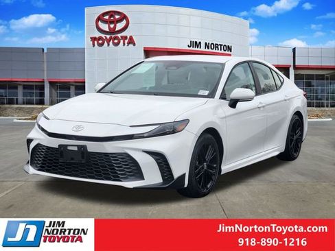 Used 2025 Toyota Camry SE image 3