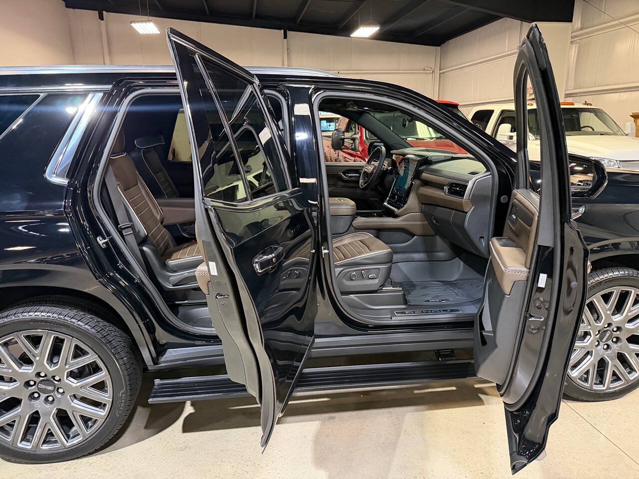 Used 2026 GMC Yukon Denali Ultimate w/ LPO, Floor Liner Package AWD/4WD image 36