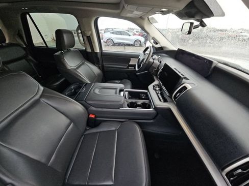 Used 2025 Ford Expedition Active AWD/4WD image 8