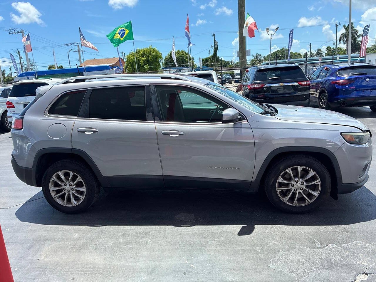 Used 2019 Jeep Cherokee Latitude w/ Popular Appearance Group FWD image 8