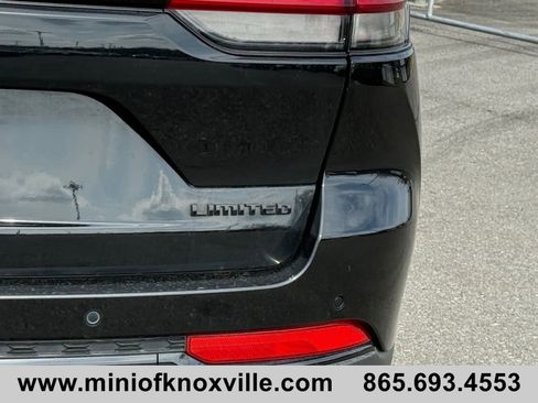 Used 2024 Jeep Grand Cherokee Limited w/ Black Appearance Package image 32