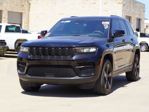 Used 2024 Jeep Grand Cherokee Altitude AWD/4WD image 3