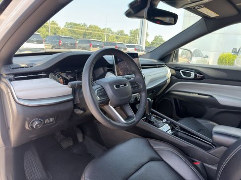 Used 2025 Jeep Compass Limited AWD/4WD image 11