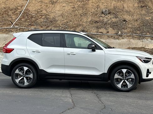 New 2026 Volvo XC40 B5 Plus image 4