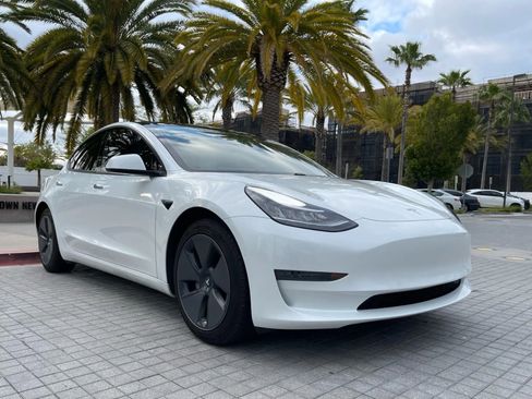Used 2021 Tesla Model 3 Standard Range Plus image 3