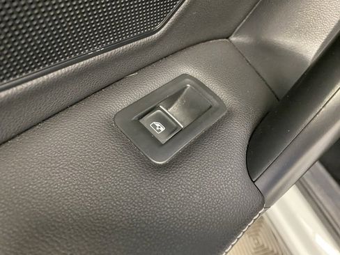 Used 2022 Volkswagen Tiguan SE image 19