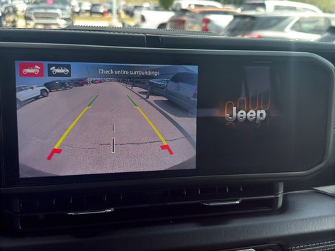 Used 2025 Jeep Wrangler Unlimited Sahara w/ Safety Group AWD/4WD image 19