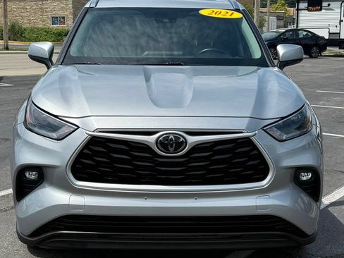 Used 2021 Toyota Highlander XLE AWD/4WD image 5