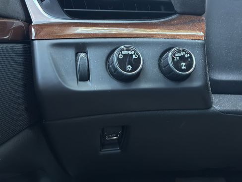 Used 2020 Cadillac Escalade Premium Luxury AWD/4WD image 36