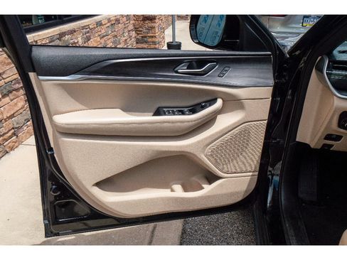 Used 2023 Jeep Grand Cherokee L Limited AWD/4WD image 9