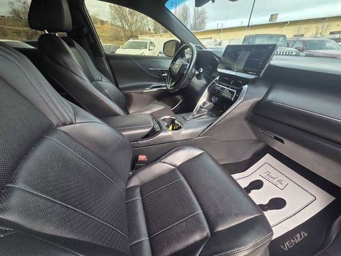 Used 2021 Toyota Venza Limited image 8