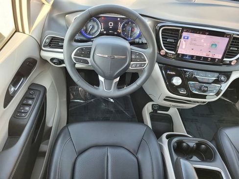 Used 2024 Chrysler Pacifica Touring-L image 8