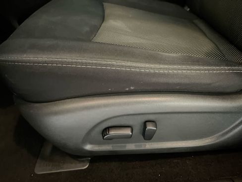 Used 2018 Nissan Pathfinder SV image 12