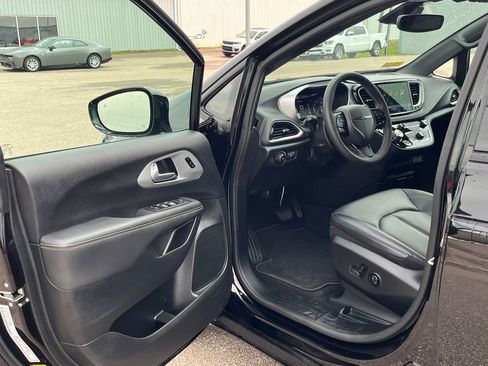 Used 2024 Chrysler Pacifica Touring-L w/ S Appearance Package image 16