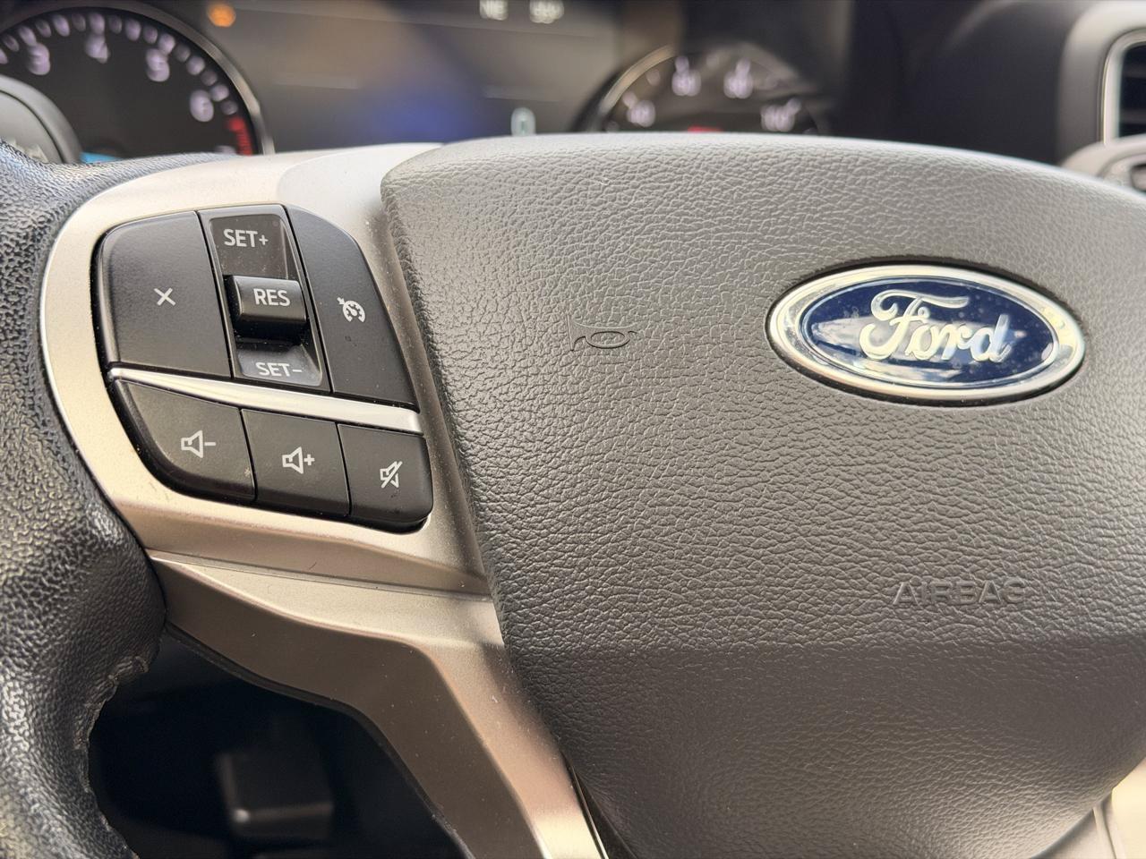 Used 2022 Ford Explorer XLT w/ Equipment Group 202A AWD/4WD image 26