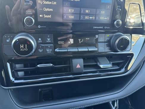 Used 2022 Toyota Highlander XLE image 15