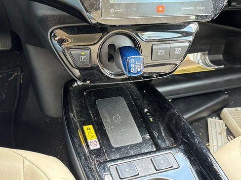 Used 2022 Toyota Prius Limited w/ Premium Convenience Package FWD image 11