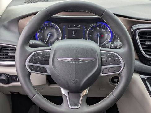 Used 2023 Chrysler Voyager LX image 19